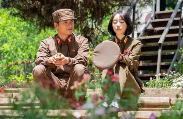 Chun-woo (người lính Hàn Quốc) và Yeon-hee (nữ quân nhân Triều Tiên) trong phim Bỗng dưng trúng số (2022)